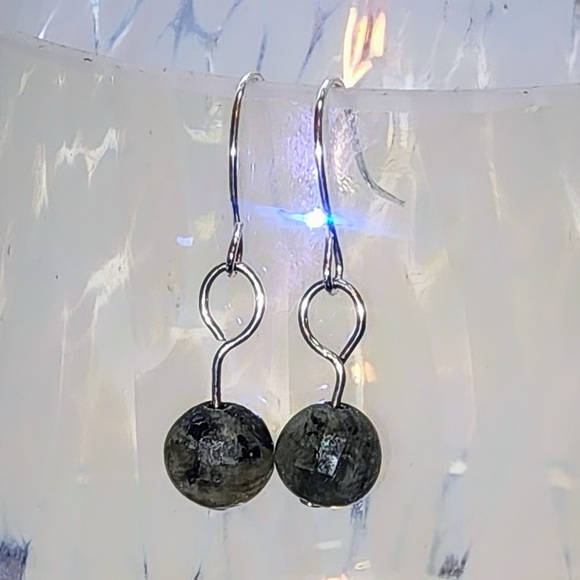 Labradorite and silver Earrings - Picture 2 of 2
